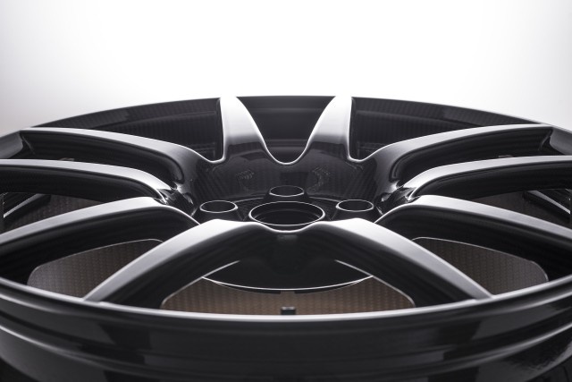通用性能车型极有可能采用碳纤维车轮